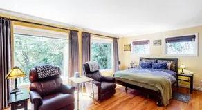 Classic Dog-Friendly Home with Free WiFi a washer&dryer & Enclosed Backyard - Image 2