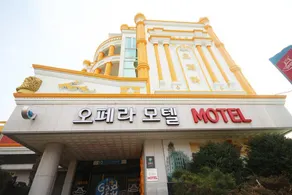 Opera Motel - Image 3