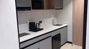 Luxury Studio, 1 Bed, Separate Study Gourmet Kitchen Prime Location - Image 3