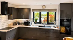 Luxury Stay with Spa, BBQ, Fresh Garden Produce - Image 3