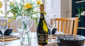 Bright Rossett 2 Bedroom Stay Free Parking Sleeps 4 - Image 3