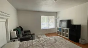 LA Lux Suite with Private Bathroom - Image 2