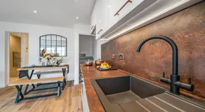 Romantic getaway UK with Private Sauna, King Bed, WiFi 517mbps & EV Charger - Image 5