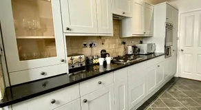Lovely house in a great location with Parking, WiFi & Smart TV - Near Poole & Bournemouth - Image 5
