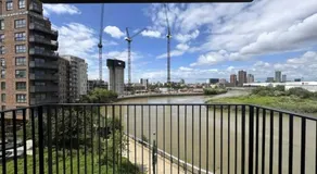 Canary Wharf Riverside Flat - Balcony - DLR 2 mins - Fast WiFi - Sleeps 3 - Image 4
