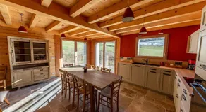 Maison de vacances 'La Grange Aux Ecureuils 6 Pers' avec vue sur montagne, terrasse et jardin privé - Image 4