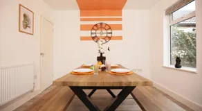 Redcliffe Place By N And N Stays Ltd - Lovelly Home close to Designer Outlet, Perfect for Contractors & Workers with convenient on street parking - Image 3