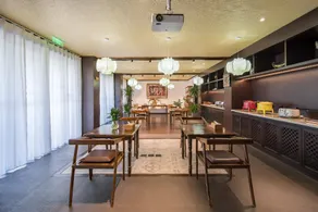 Stay at the Youlan Hotel (Tiananmen Wangfujing Branch) in Beijing - Image 2