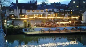 Stylish 2Bed Flat Near Hampton Court RiverThames - Pass the Keys - Image 2