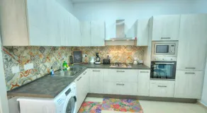 Modern 1BR Stylish Maisonette with Yard - Bugibba Promenade - Image 4