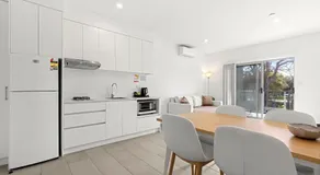 Modern 2 Bed Apartment with BBQ - 6 Min walk to beach - Image 3
