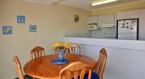 Bright & comfortable in quiet location - Image 3