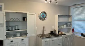 25 Lux Room 5 - 2 Queen Beds, Shared Bathroom - Nonsmoking - Image 3