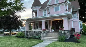 Market St Manor Bed and Breakfast - Image 4