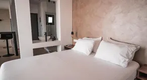 Suites with magical view & jacuzzi - Image 2