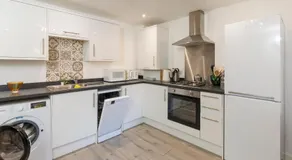 The Phantom Apartment 1 minute walk to JR, Churchill Manor Nuffield Hospitals Oxford B Uni, Sleeps 5 Guests comfortably very modern 2 rooms 3 bathrooms Private Garden - Image 5