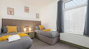 Claydens Guest House at Cleethorpes Sleeps 12 - Image 4