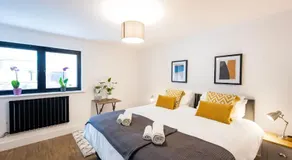 The Upside Down Eco House - Free parking with no height restrictions - Image 2