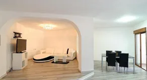 Apartment in Little Venice - Image 2