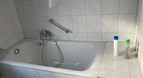 Self check in ganzes Apartment 40 m zwei Schlafzimmer Wlan Parkplatz eigenes Badezimmer mit Badewanne Kochecke Einfamilienhaus - Image 3