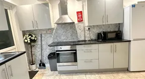 4 ensuite Bedroom Entire House Sleeps 10 Driveway Parking near Coventry Univesity and City Center - Image 2