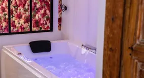Suite romantique avec Jacuzzi - Hypercentre, Place Jean Jaurès - Image 4