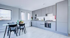 Hybrid Resi - Uxbridge, On-site CAR or VAN parking, near London Heathrow Airport - Image 5