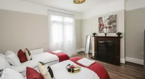 Elegant 5 bed house with parking- Photo ID Required - Image 2