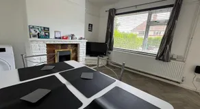 Quiet 2-Bed with Private Garden and Drive - Image 2