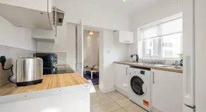 Upmarket Apartment with Parking - Image 3