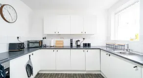 Spacious 6BR Home in Birkenhead Sleeps 12 - Image 5