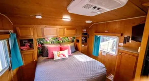 Vintage-Inspired Retro RV with Flamingo Theme Near Coast & Hiking Trails, El Cajon CA - Image 2