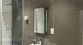 Modern One Bedroom Flat with Private Back Garden - Image 2