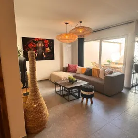 3-bedroom apartment with terrace - Image 2