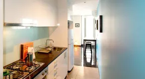Relaxing, light-filled city apartment - Image 5