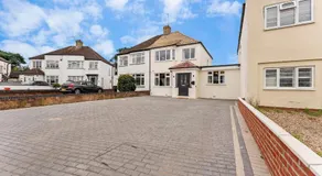 Stylish group retreat with garden, games & parking in West London - Image 5