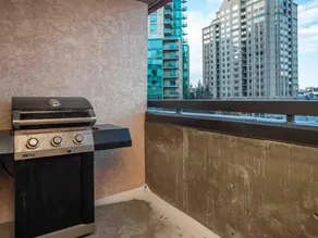 Cozy and Central DT Home w Gym Coffee Parking BBQ - Image 3