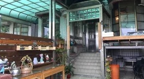 Johnnie's Inn - Image 3
