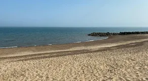 5 mins walk to beach. 3 bedroom caravan. Sleeps 8 - Image 5