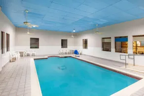 Days Inn & Suites by Wyndham Webster NASA-ClearLake-Houston - Image 4