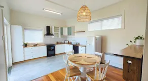 Three Bedrooms Hermay Cottage with Free Parking and 5 minutes drive to Launceston near museum - Image 3