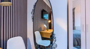 Stylish 6BR 6 En-Suite Showers Sleeps 8 - Image 4