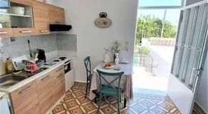 Christin P. Cute home with patio - Image 4