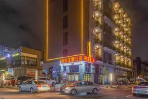 Li's Theme Apartment - Image 5