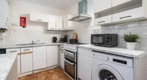 Lavish 2-BDR and Comfy 5-Beds House - Grear for Contractors & Long Stays - Close to Piccadilly and Etihad - Fast Speed WiFi - Sleep 7 - Free On-Site and On-Street Parking - Garden - Image 4