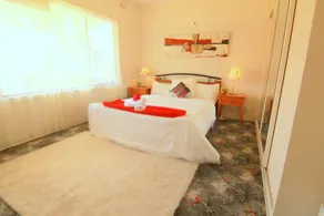 5 beds, Walk to Train, Bus, 10KM Melbourne City - Image 2