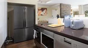 3BR Apartment Near Bondi with Pool and Parking - Image 3