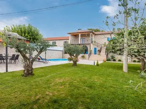 Stylish villa with swimming pool and garden - Image 5
