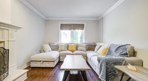 Upper-Level Classic House in Richmond Hill - Image 2