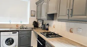 Comfy Castleton Haven - 3 BEDROOM accommodation near M62 & M60 Motorways and Easy access to Manchester City Centre - Netflix and free high speed WIFI - Image 5